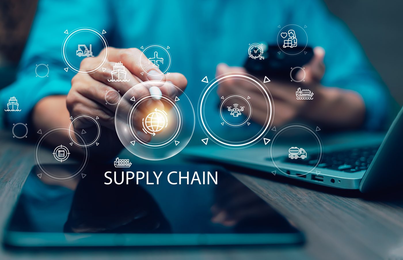 Lieferkette und Supply Chain Management: vernetzte Symbole für Transport, Logistik und Lieferantensteuerung über Land, See und Luft
